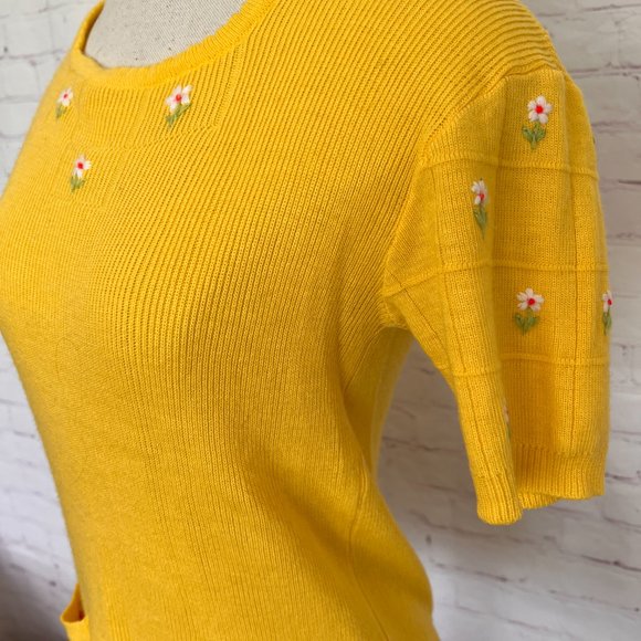 70's Bright Yellow Sweater - Embroidered Flowers - Pullover - Womens - Size Lar - Picture 6 of 11